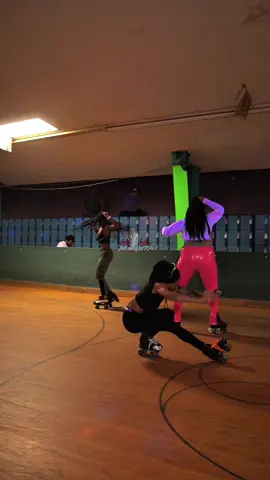 #rollerskating #rollerskatingdaily #rollerskatingtricks #viralvideo #rollerskatinglife #fyp #trending 
