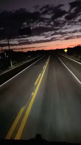 #foupyoupage #naestrada #natureza #naturezaperfeita #caminhoneiro #caminhoneirosdobrasil #fyp #fly #viral #fouyou #boanoite 