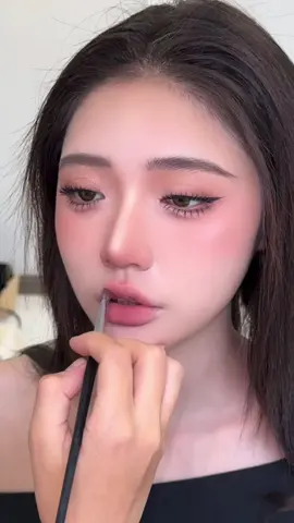 Mắt mẫu hơi buồn, nhưng tone make xinh quá ạ #xuhuong #trending #makeuptutorial 