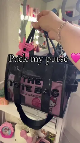 Its so hard choosing a purse 😭 I take longer choosing my purse than an outfit 🙈😆 @marcjacobs  #marcjacobs #marcjacob #purse #packmybag #whatsinmybag #whatsinmypurse #packmybagwithme 