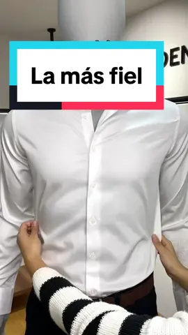 Fiel como tú 😉 Una camisa blanca nunca fallará en cualquier outfit. Consigue esta camisa blanca de algodón stretch en nuestra tienda de San Isidro    #camisahombre #algodonpima #outfithombre #slimfit #modamasculina 