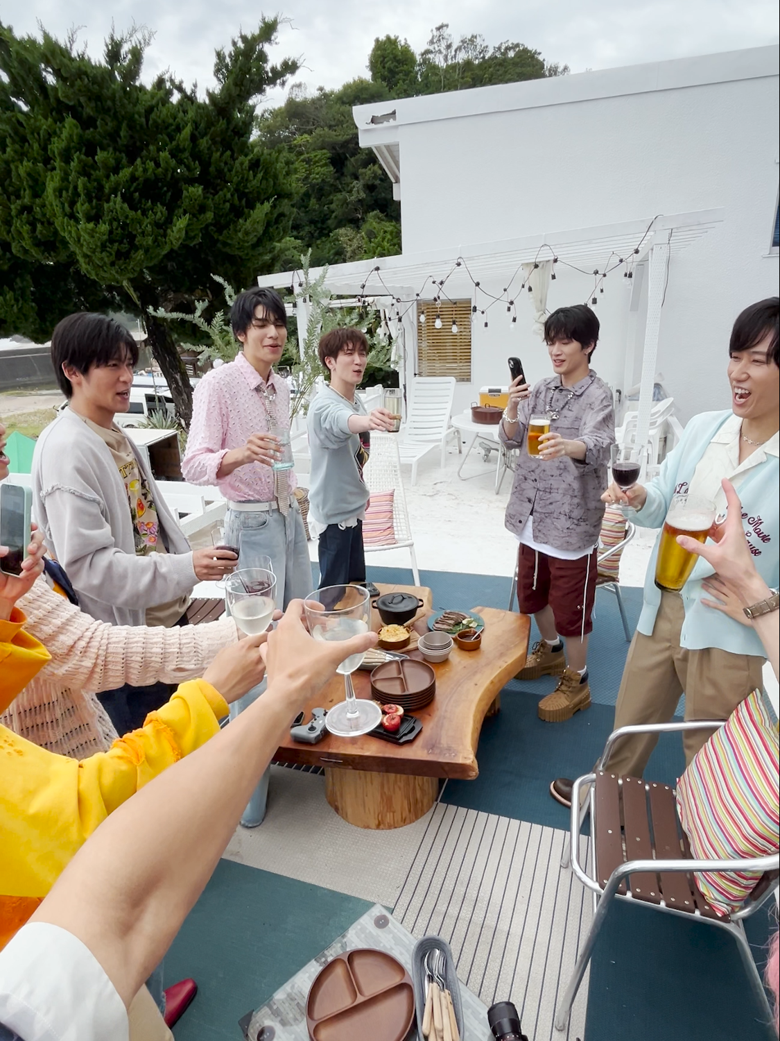 🌺「君は僕のもの」🌺 メンバーの自撮りオフショットムービーをお届け📸 昼間のBBQの様子です🍖みんなで乾杯🍻 #SnowMan#君は僕のもの #NewMusic #スノは君のもの #岩本照 #深澤辰哉 #ラウール #渡辺翔太 #向井康二 #阿部亮平 #目黒蓮 #宮舘涼太 #佐久間大介