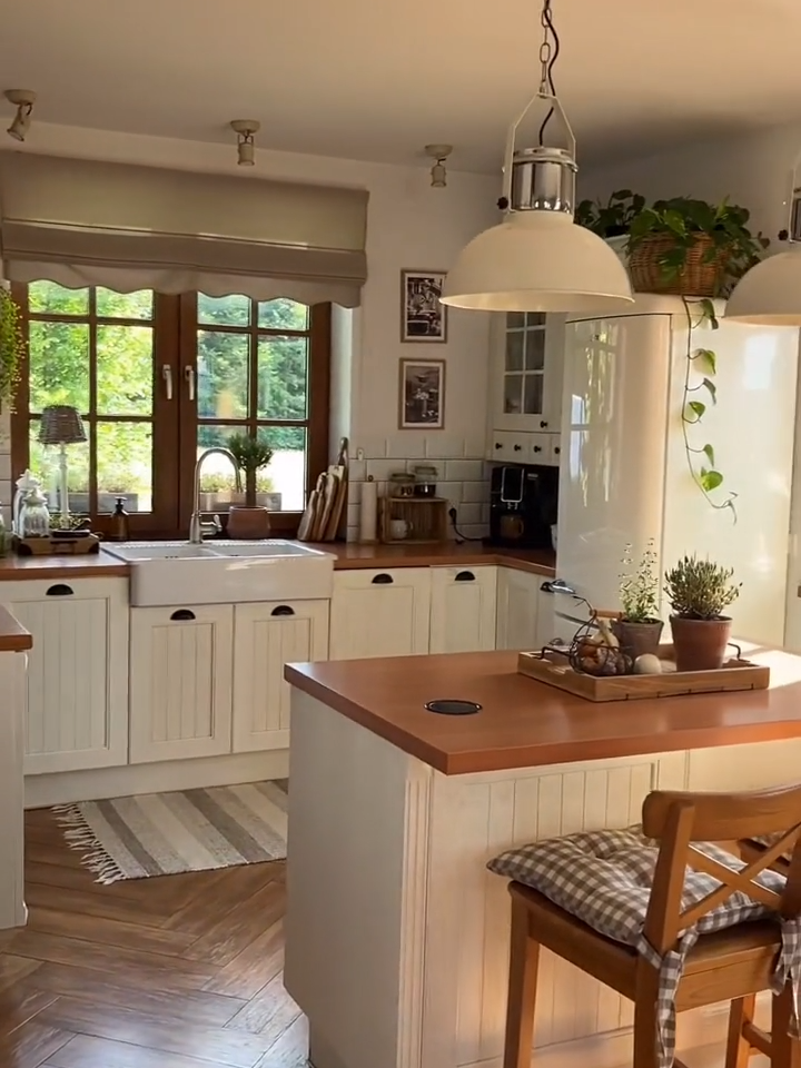 Trung bình 1 căn bếp bên Mỹ #Farmhouse #local #kitchenroom #diningroom