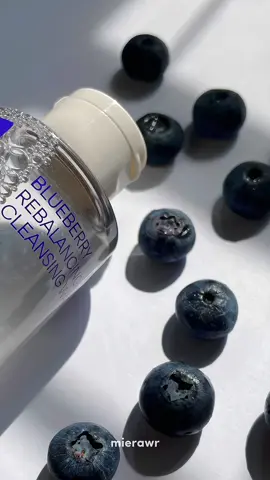 Do you try to remove your makeup and facial impurities by rubbing strongly? now dah jumpa solution try this cleasing water bestt sgt mcm magnet wehh dia remove makeup, lately ni mcm obsess pulak dgn blueberry @innisfree Malaysia @innisfree official #innisfree #blueberrycleansingwater #blueberryrebalancingcleansingwater #cleansingwater