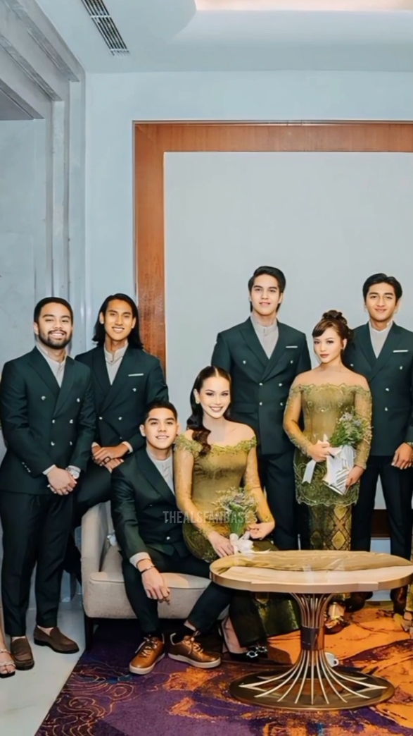 Happy Wedding Aaliyah & @thoriqhal 🙏🏼😊  Semoga para bridesmaids dan groomsman yang belum ada pasangan diberikan pasangan yang baik dan yang belum menikah disegerakan hehe aminnn.  Hmmmmmmmmmm terutama yang duduknya pangkuan-pangkuan itu ya hihi gemecccc 🤏🏻😍💘 @Alyssa Daguisé @Al Ghazali #alghazali #alyssadaguise #alalyssa #thealsfanbase #aaliyahmassaid #thariqhalilintar #aalthor 