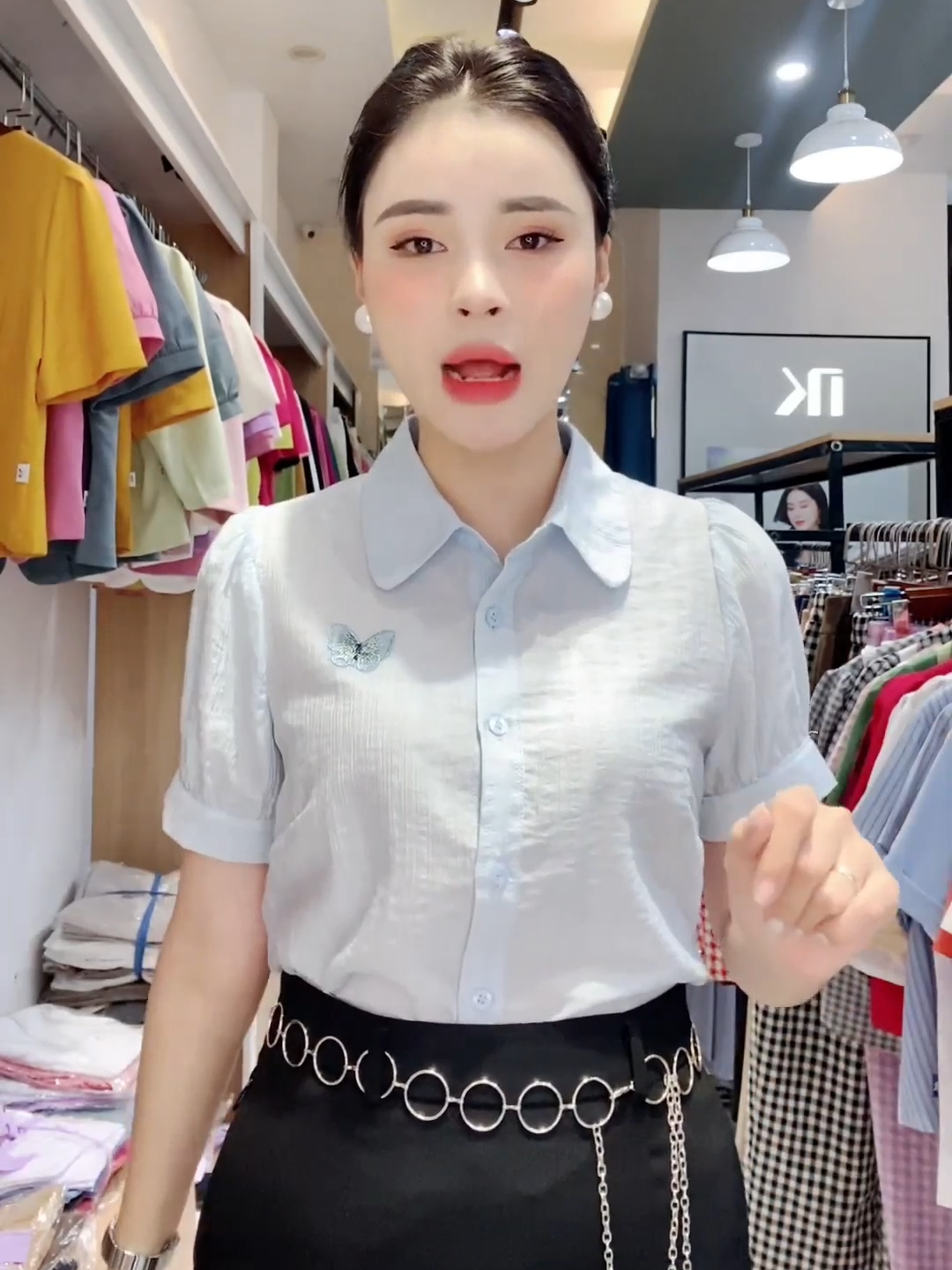 Mẫu sơ mi cho nàng diện được trong mọi dịp từ đi làm đến đến đi chơi, đi hẹn hò siêu xinh nha nàng ơi🥰🥰🥰 #nkfashion #thoitrangcongsodep #somi #setdoxinh #outfit #xuhuong