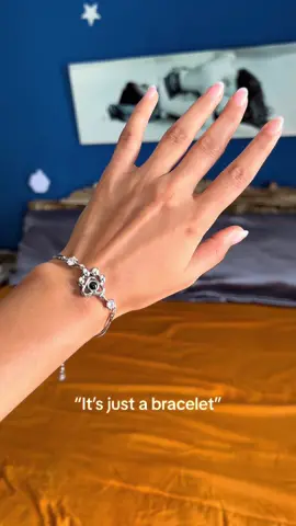 It’s more than a bracelet, it’s a beautiful way to bring your loving pets with you🥹✨ #petphotoprojectionbracelet#personalisedbracelet #memoryjewelry #giftsforher #girlfriendgift 