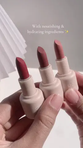 Aduh ini lipstik nya @Implora Cosmetics kenapa lucu bgt , terus bagus lagi 😭 melembabkan dan ringan bgt dipake 🩷🩷🩷 #lipbullet #gayaditiktok #viralditiktok #BeautyTok #implorakeychainlipbullet #bulletlipstick #lipstick #semuabisaditiktok #lipstiklokal #fyp #tiktokpage #lipstikviral 