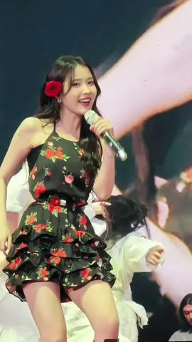 cantik terus sih ayangnya oppa jongsuk #iu #leejieun #konser #chicago 
