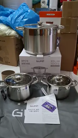 BỘ nồi GUME 3 món HÀN QUỐC GMP20: INOX 430 cao cấp đáy từ- 5 đáy. Bảo hành 1 năm LUỘC GÀ KHÓ - ĐÃ CÓ GUME LO!!!!  Cứu tinh đã đến, đánh bay nỗi lo luộc gà với bộ nồi 3 món siêu to khổng lồ nhà Gume Korea:  Nồi nhỏ: 3000ml, size 18cm x 11.5cm  Nồi vừa: 4000ml, size 20cm x 12.5cm   [CHẤN ĐỘNG] Nồi lớn: 12500ml, size 28cm x 20cm. Với dung tích siêu khủng lên đến 12,5L, nấu thả ga không lo gà xấu! ️ Đảm bảo an toàn: Chất liệu lòng nồi bằng inox 304, có quai cầm cách nhiệt an toàn  ️ Đỉnh cao thiết kế: 5 lớp đáy làm từ inox 430, vật liệu bắt từ tốt nhất đi kèm lớp nhôm tản nhiệt giúp làm nóng, gia nhiệt siêu tốc ️ Vung nồi cực chất: Vung nồi bằng kính trong suốt, có lỗ thông hơi kích thước lớn, dễ dàng quan sát thức ăn và vạch chia dung tích ở mặt trong thành nồi trong quá trình nấu nướng Xuất xứ Hàn Quốc, bảo hành 12 tháng. Siêu phẩm hết hàng liên tục, các chị nhanh tay chốt đơn nha! #gume #gumekorea #giadunghanquoc #bonoi3mongume #bonoiluocga #GMP19