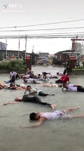 pinoy talaga..😆🫰🏻 ctto. #fypシ #fyp #foryoupage #supertyphoon #baha #philippinestiktok #typhooncarina #flooding 