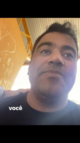 #CapCut Brincadeiras a parte… Os pais colocam as crianças na escola para aprender, os professores saem todos os dias de casa na esperança que seus alunos aprendam, mas os alunos não vão à escola apenas pelo desejo de aprender. Eles vão em busca de conexão, interação, diversão, e se aprenderem algo legal, melhor ainda. Quem sai de casa em busca de aprender algo é o adulto, porque sabe que tem contas a pagar, sabe que aquilo vai favorecer uma condição de vida melhor, e toda aquela conversa que queremos que as crianças entendam, mas elas não entendem justamente por serem crianças. A escola precisa ser mais divertida e encantadora. Depois que tivermos nossos alunos encantados, toda lição será uma aventura! Se você chegou até aqui e não me segue ainda é brincadeira, né? Rsrs e se você já me segue e gosta do conteúdo, manda pra quem vc acha que se identifica também e fortalece. #p#professore#educacop#pedagogiae#educacaofisicar#recreacaoinfantile#ensinofundamentalensinomedio 