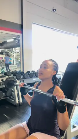 I hate planks😭 #gym #fyp #mellissa_khumalo #foryoupage #foryou #upperbody 
