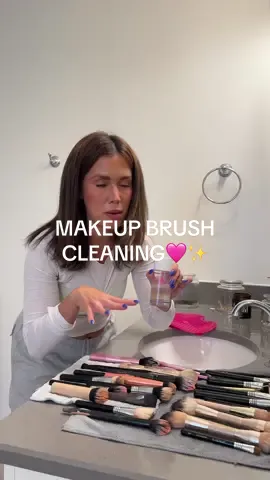 Giving my makeup brushes a little bath✨🫧🫶🏼🤍#momoffour #makeuphacks #cleaningasmr #asmrcleaning #cleanwithme #resetroutine #cleaningtiktok 