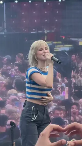 uma banda iniciante que abriu pra taylor, essa menina tem futuro rs #paramore #erastour #hayleywilliams @Paramore 