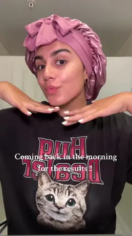 I am obsessed with how silky my hair looks… cannot wait to try with clean hair ! #silkbonnet #silkbonnetforhealthyhair #silkbonnetsforsleeping #silkbonnet #hairtok #hairtips #hairtutorial #curlyhairroutine 