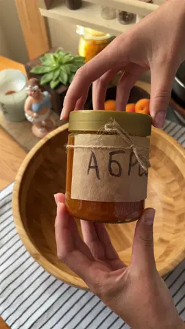 Пиріг «Трухлявий пень»,на який потрібно всього по 1 стакану! 😏 Нам потрібні: • стакан кефіру (я міряла все 250мл стаканом) • стакан цукру • стакан борошна • стакан варення(в мене абрикосове) • 1 ч.л. розпушувача або соди • яйця 2шт • дрібка солі  • олія 50мл *пропорції глазурі є в телеграм-каналі,посилання в шапці  Приготування ⬇️ 1. Стакан варення поєднуємо з теплим кефіром і цукром(+ дрібка солі). Додаємо яйця і просіяне борошно з розпушувачем(або содою) та олією. 2. Форму застеляємо пергаментом і змащуємо олією. Відправляємо випікатись в розігріту до 180 градусів духовку на годину. Глазур✨ Какао змішуємо з цукром і молоком і ставимо на вогонь. Варимо до загустіння і в кінці додаємо вершкове масло. Пиріг охолоджуємо і зверху викладаємо глазур. Залишаємо в холодильнику до застигання. Смачного! Час приготування ⏱️ ~ 10хв. #рецепти #рецептиукраїнською #Recipe  #recipes #випічка #хочувтоп  #рекомендації #тренди 