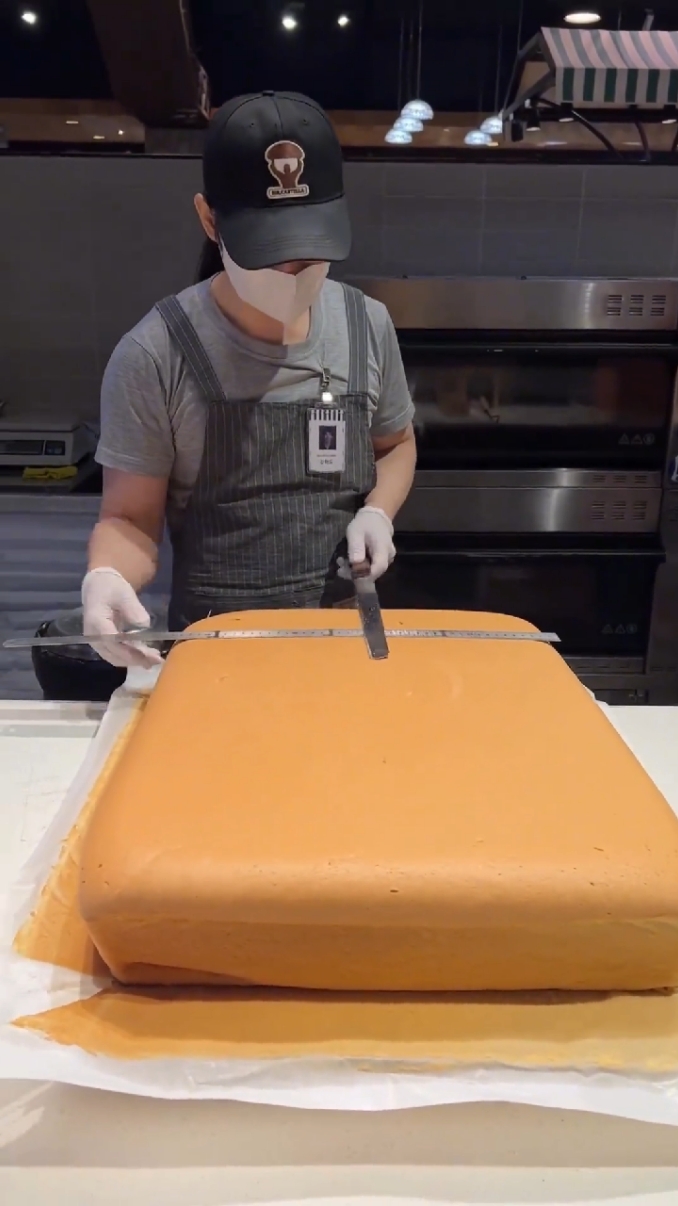 World's Largest Castella Cake 🙈 #castellacake #giantcake #sweetcake #tiktokfood #ukfood #trendingfoodvideos #viral #fyp 