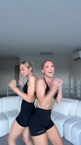 We love this movie but also find it sad so we haven’t watched it since we were kids 😂🐠 #findingnemo #dori #twins 