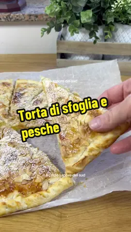 Torta Ingredienti per fare la torta a spicchi alle pesche 4 pesche (grandi e ababstanza mature) 100 g confettura di pesche (o marmellata d’arance) 2 cucchiai zucchero q.b. zucchero a velo q.b. mandorle in scaglie 2 rotoli pasta sfoglia 1 cucchiaio pangrattato (o briciole di biscotti) di sfoglia alle pesche #ilcaldosaporedelsud 