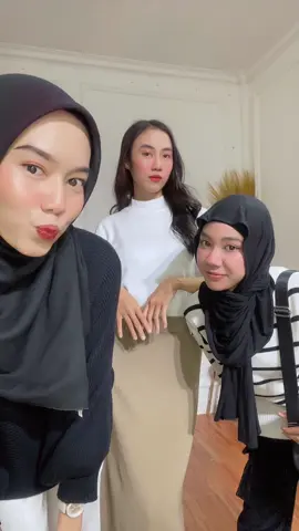 Outfit of the day check✨ #OOTD #ootdhijab #ootdfashion #outfitinspo #outfitoftheday #outfitidea #outfitkerja #outfitngampus #fyp #fypシ゚viral #foryourpage #lewatberanda #lewatberandafyp #lewatfypmu #berandatiktok #trend #soundviral #soundfyp #ootdcheck 