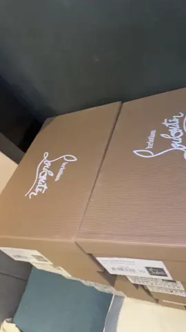 Mes commandes Louboutin sont prets hooo je dis cette fois vous aurez les meilleurs Louboutin la ou ceux de 2milles dollars sarrete je vous promet que vous allez vous arreter la ba tellement cest la meilleure qualité a tres bientot mes #bibiloves