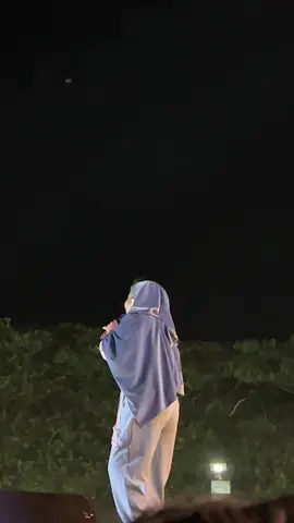 Cantik banget kamu pake hijab gitaaffff🤏🏻. Effort banget lohh nungguin dari jam 6 sore biar bisa paling depannnn, huaaaaa😭@Idgitaf  #igditaf #konser #aceh 