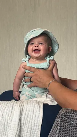 she said “hey!” 😂😎🎩 #baby #cute #daughter 