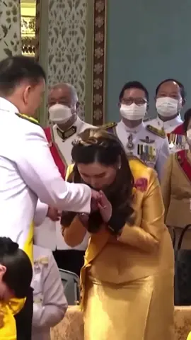 พระราชจริยวัตรอันงดงามของ พระบาทสมเด็จพระเจ้าอยู่หัว และสมเด็จเจ้าฟ้า ฯ กรมพระศรีสวางควัฒน วรขัตติยราชนารี ขอพระองค์ทรงพระเจริญ 🙏🏻💛🇹🇭 #ในหลวง #พระวชิรเกล้าเจ้าอยู่หัว #ฟ้าหญิงจุฬาภรณ์ #ทรงพระเจริญ #หอศิลป์ทิพย์พิมาน #ราชวิทยาลัยจุฬาภรณ์ 