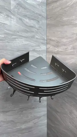 Bằng cách lắp đặt một chiếc kệ hình tam giác như thế này ở góc, bạn có thể tận dụng tốt không gian trong góc và lắp đặt mà không cần khoan lỗ. Chai, lon trong phòng tắm có thể được cất gọn gàng trên tường!! #kegoctuongtamgiac #kegoctuongdanang #tienich #thietthuc #jizonguyen 