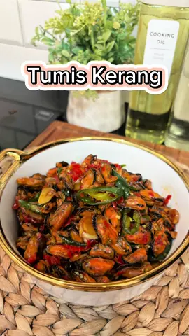 Kalo di warteg, selalu pesen tumis kerang pake dadar telor. Sedep banget. Pastikan cuci kerangnya yg bersih ya karena emang harus apik saat mencuci kerang agar makannya ga pake worry😁 #tumiskerang #masakansimple #masakanrumahan #idemasak #fyp #capcut 