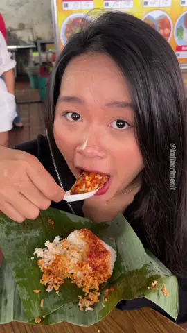 . ALI NASI LEMAK DAUN PISANG . NASI LEMAK PERTAMA YANG DAPET MICHELIN GUIDE🥰🔥 . Penang surganya kuliner yaah. Dan pas kulineran kemaren akhirnyaaa mimin nemu yg halal lagii guysss, dapet michelin guide pula. Nasi lemaknya mungil banget dibungkus daun pisang, jadi aromanya makin wangi! 🥰🥰 Mimin suka banget sihh bumbunya medok, puedessss sesuai selera indonesia yg suka pedes2 lahh hihihi🥰🥰 . 🏡 Ali Nasi Lemak 📍 Beach St, Georgetown, 10300 George Town, Penang, Malaysia HALAL 1000% . #kuliner1menit #nasilemak #kuliner1menitmalaysia  #jakarta #pinang  #jakartafood #jakartastreetfood #kulinerbandung #bandung #pinangfood #surabaya #kulinerindonesia #jakarta #kuliner #kulinerpedas #kulinerjakarta #bandung #jakartafoodies #jakartafood #bandungkuliner #jajananjakarta #MalaysianFood #bandungculinary #jakartafoodies #kuliner #jakartafood #kulinersurabaya  #bandungfoodies #jakartafood  . On Frame: @yennysuk Video by: @kuliner1menit Follow tiktok: @kuliner1menit