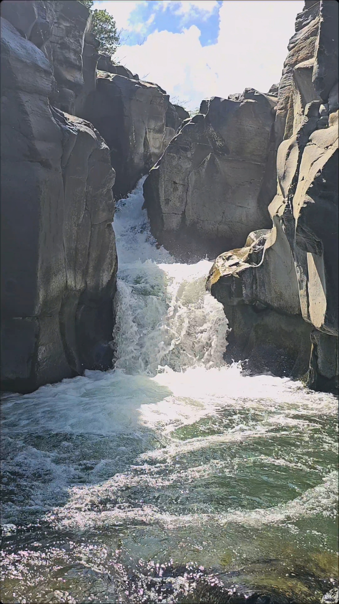 📍𝗣𝗔𝗡𝗚𝗔𝗗𝗜𝗟𝗔𝗡 𝗙𝗔𝗟𝗟𝗦 𝗔𝗡𝗗 𝗥𝗢𝗖𝗞 𝗙𝗢𝗥𝗠𝗔𝗧𝗜𝗢𝗡𝗦 - 𝘕𝘢𝘵𝘶𝘳𝘦'𝘴 𝘮𝘢𝘴𝘵𝘦𝘳𝘱𝘪𝘦𝘤𝘦: 𝘗𝘢𝘯𝘨𝘢𝘥𝘪𝘭𝘢𝘯 𝘍𝘢𝘭𝘭𝘴 𝘤𝘢𝘴𝘤𝘢𝘥𝘪𝘯𝘨 𝘰𝘷𝘦𝘳 𝘴𝘵𝘶𝘯𝘯𝘪𝘯𝘨 𝘳𝘰𝘤𝘬 𝘧𝘰𝘳𝘮𝘢𝘵𝘪𝘰𝘯𝘴 𝘤𝘳𝘦𝘢𝘵𝘦𝘴 𝘢𝘯 𝘶𝘯𝘧𝘰𝘳𝘨𝘦𝘵𝘵𝘢𝘣𝘭𝘦 𝘴𝘪𝘨𝘩𝘵. 𝘛𝘩𝘦 𝘵𝘳𝘢𝘯𝘲𝘶𝘪𝘭 𝘴𝘶𝘳𝘳𝘰𝘶𝘯𝘥𝘪𝘯𝘨𝘴 𝘢𝘯𝘥 𝘳𝘩𝘺𝘵𝘩𝘮𝘪𝘤 𝘧𝘭𝘰𝘸 𝘰𝘧 𝘸𝘢𝘵𝘦𝘳 𝘱𝘳𝘰𝘷𝘪𝘥𝘦 𝘢 𝘱𝘦𝘳𝘧𝘦𝘤𝘵 𝘦𝘴𝘤𝘢𝘱𝘦. #fyp #travel #waterfalls #philippines 