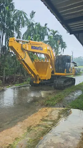 มาพร้อมสายฝนเลย PC225LC #KOMATSU #PC225LC #EXCAVATOR #THAILAND #ExcavatorThailand 