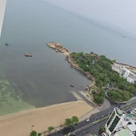Ủa máy ông máy bà có ai ở Hòn Chồng Nha Trang thấy những gì mà tui đang thấy hong hôm nay trời mưa tui mới để ý nước cóng xả ra 1 màu đen xì luôn nước biển chia thành 2 màu rõ rệt 😶😶. Rồi làm vầy sao mà dám đi tắm biển nữa 😭😭#NhaTrang #honchong #muongthanhvientrieunhatrang 
