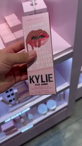 Omg geheimes Kylie Cosmetics Lip Kit! Exklusive in den Flughäfen! @Kylie Cosmetics  #fyp #foryou #foryoupage #viral #tiktok #shopping #haul #france #nizza #nicefrance #trending #kyliecosmetics 