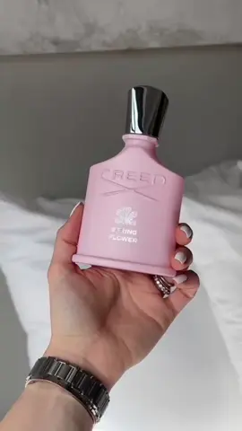 .📍 𝑪𝑹𝑬𝑬𝑫 𝑺𝑷𝑹𝑰𝑵𝑮 𝑭𝑳𝑶𝑾𝑬𝑹 𝑭𝑶𝑹 𝑯𝑬𝑹 75ml📍 CTV 5xxxk Creed spring flowers for her được danh xưng mới là nữ hoàng nước hoa bởi mùi hương NGỌT NGÀO TINH KHIẾT GÂY MÊ MẨN, SEXY & LÔI CUỐN, tự nhiên thuần khiết, sang trọng và không hề đụng hàng. CREED có phần mới lạ hơn khi được dùng để phối hợp với các nốt hương ấm áp từ gỗ và cánh hoa hồng, hoa ngọc lan tây đình đám. Một siêu phẩm quá hoàn hảo cho cô nàng gợi cảm, vừa nữ tính vừa cá tính, chắc chắn sẽ khiến bạn nổi bật giữa đám đông.