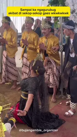Jol ngagurubug karena tersekop-sekop 😆😆 ada-ada aja kelakuan @PANGERAN 🤴 @SANSAN  #weddingmoments #lucu_ngakak #videoviral #ngakak #lucutiktok 