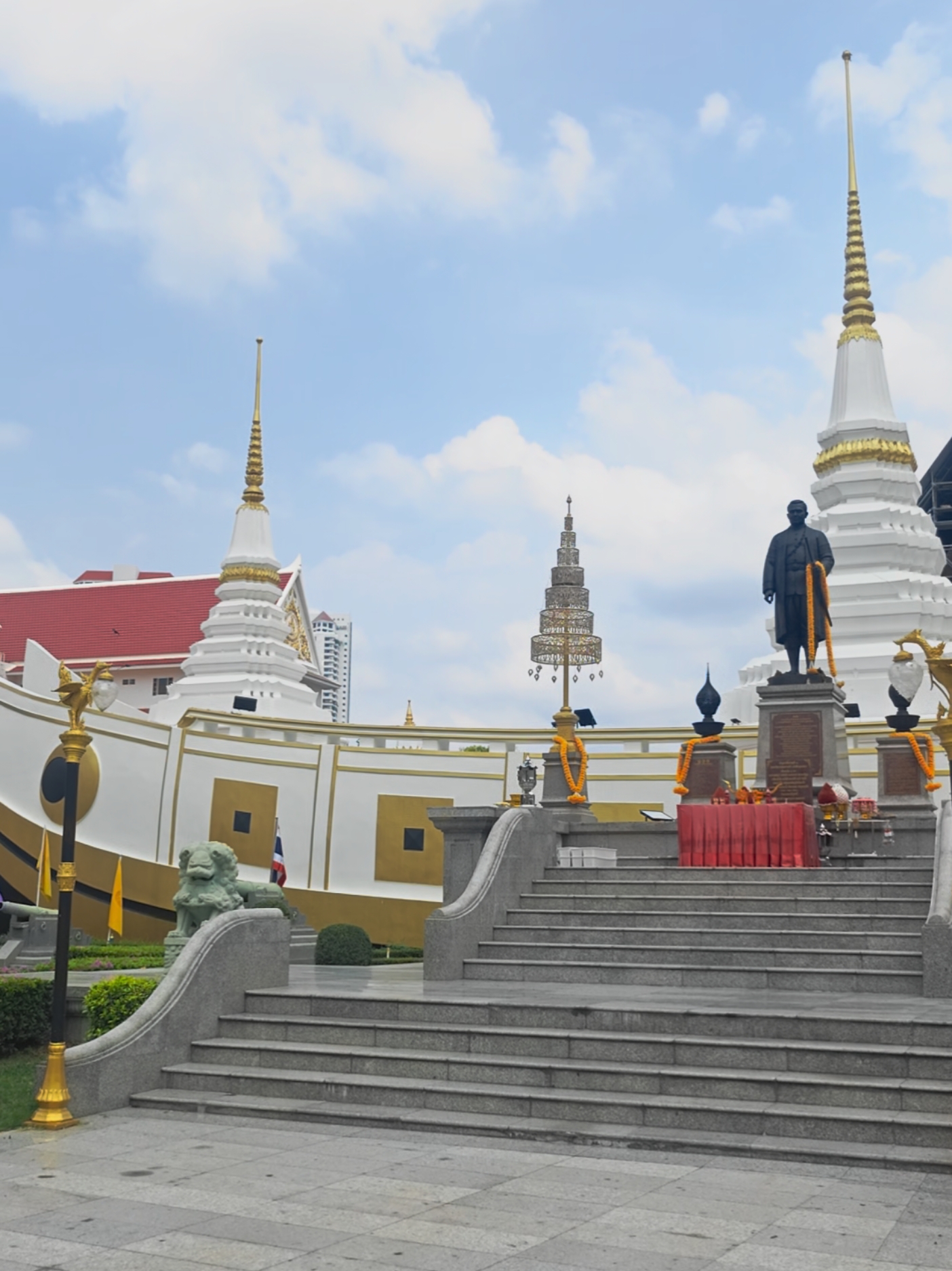 #thailand🇹🇭 #bangkok #yannawa #thugianmoingay😍 #nhacchill  Chùa Yannawa, hay Phra Aram Luang, ở Bangkok, Thái Lan, nằm bên bờ sông Chao Phraya, nổi bật với kiến trúc độc đáo kết hợp giữa Thái và Trung Quốc. Đặc trưng của chùa là tháp hình con tàu buồm Trung Quốc. Chùa có các khu vườn xanh mát, con đường lát đá sạch sẽ, và nhiều tượng Phật trang trọng. Đây là nơi người dân đến cầu nguyện, tìm sự bình an và tĩnh tâm, tạo nên khung cảnh yên bình và linh thiêng.