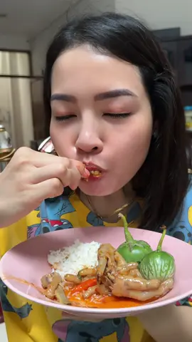 ini kenapa mama pilih kasih gini seh??? btw kalian lebih pilih ceker ayam atau dada ayam!???@TriHartati_65 #linglinglieanti #cicilingling 