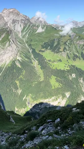 Hai la munte!!! 🥳🥳 #fy #fyp #fypromania #travel #cincipasidebine #foryoupage #hailamunte #funnyvideos  #fypage #romania #elvetia #schweiz #berge #Hiking #hikingadventures #traveltiktok 