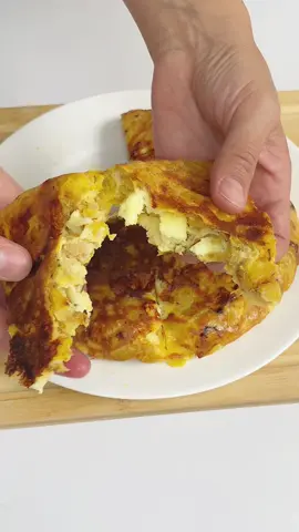 Torta o tortilla de plátano maduro ❤️ Yo creo que el plátano a todo mundo le encanta y esta receta queda deliciosa, mi mami la hacía era friendo el plátano, pero como les decía lo puede cocinar con un poquito de agua, colocar en la airfryer, horno tostador, al gusto de cada persona, también si quieren y les gusta mas dulce le pueden poner bocadillo así que espero te guste la receta y te animes a prepararla. ❤️🇨🇴 Ingredientes:  2 plátanos maduros 150 gr de queso en cuadros  4 huevos  Sal al gusto un poquito  Un poquito de mantequilla o ghee  #recetas #desayuno #Colombia #platano #queso #delicioso #comida #merienda #viral #tiltok 