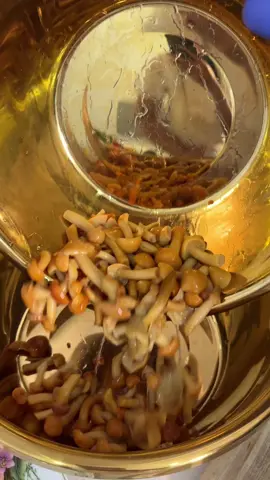 Смотрите видеорецепт очень вкусного, одновременно полезного, насыщенного и сытного салата! Делитесь с друзьями и сохраняйте ❤️ 🍄‍🟫Опята маринованные слить слизь и промыть, 🥒Корнишоны делим пополам как показано на видео, болгарский перец режем соломкой, так же соломкой режем свежий огурец , добавляем любимую зелень ( вашу любимую),  🍗копченое филе(либо свежее) так же режем соломкой . 🧂Заправить салат соусом , солим перчим и аккуратно перемешиваем все ингредиенты . Выложить на тарелку для подачи захватив все ингредиенты! 🥰Приятного всем аппетита! Ваш шеф повар Роза 🌹 #врекомендации #интересное #врекпожалуйста❤ #кудалык #той #алматыповарроза 