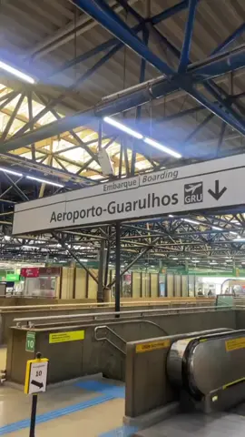 🤔Vai viajar? ✈️ Vai viajar e quer saber como chegar ao Aeroporto de Guarulhos de forma rápida e prática?  😃O @fernandezpelomundo preparou um vídeo especial mostrando como utilizar a CPTM para chegar ao aeroporto.  🚉Com o Expresso Aeroporto, você faz a viagem de forma segura, confortável e sem estresse.  ⏰ O Expresso Aeroporto está disponível todos os dias da semana, das 05h00 às 00h00, com trens partindo a cada hora da estação Barra Funda. 📽️Confira o vídeo e veja como é fácil!  #CPTM #CPTMconsciente #ExpressoAeroporto #Guarulhos #Mobilidade #Viagem #SP #Ferrovia #trem 