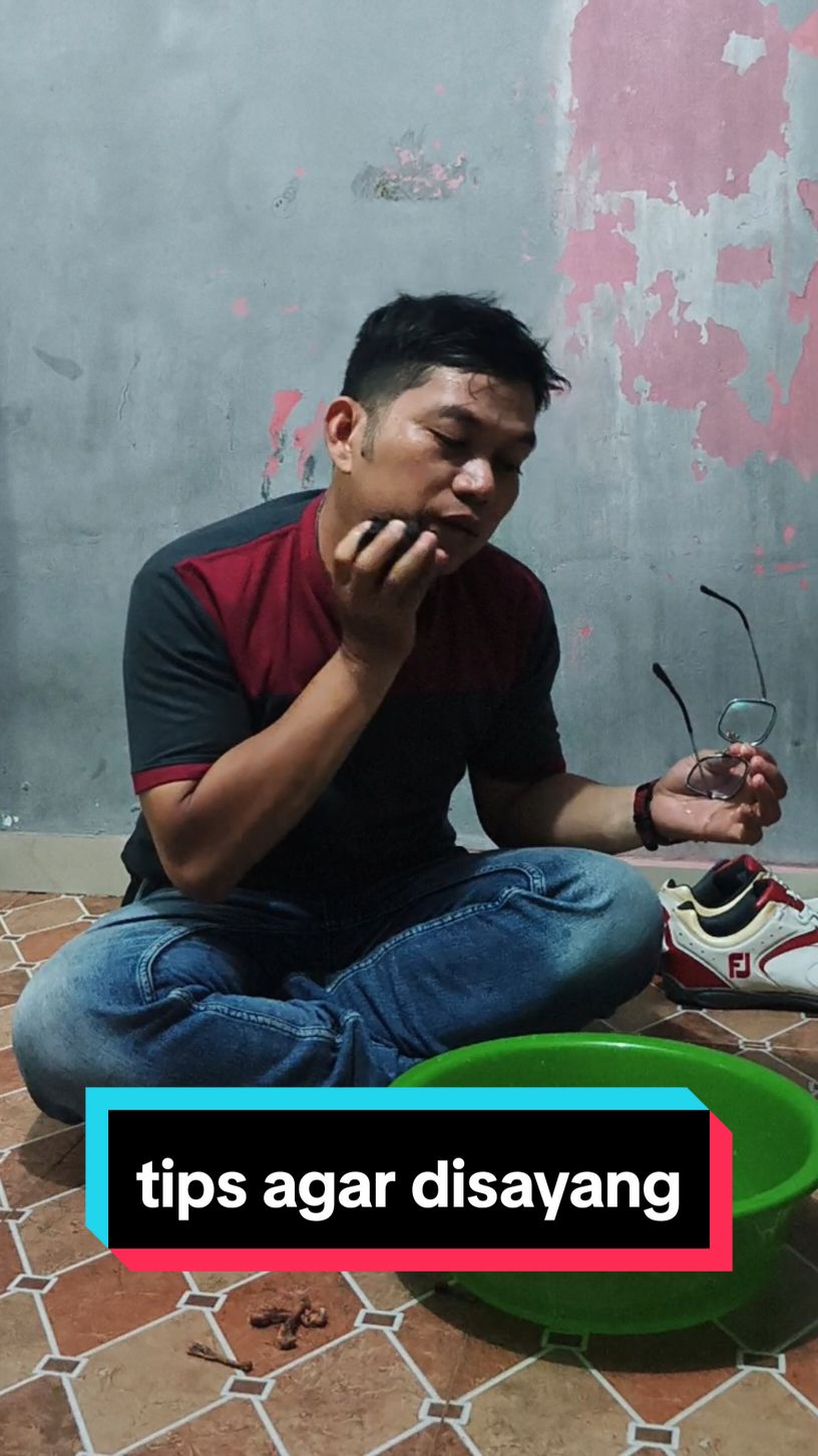 peras keringat banting tulang, harus setiap hari #fypage #fypシ゚viral #bikinngakak🤣🤣 #jokesbapackbapack #jokesreceh #jokess #fypシ #fyp #fypvideo #dramakomedi #komedykocak #lucubanget #komedy #hiburan #videolucu #ngakakkocak 