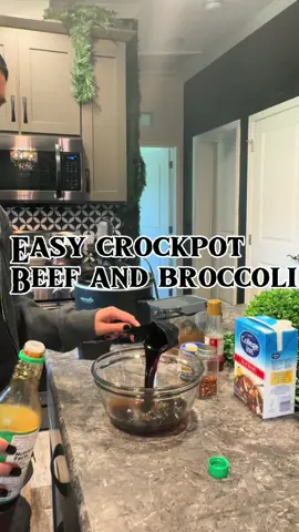 Easy crockpot beef and broccoli! 🥩🥦🖤 #DinnerIdeas #EasyRecipe #easydinner #crockpotrecipes #dinnerrecipe #cookwithme #cooking 