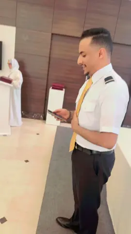 كلمة معبرة لاحد الخريجين مهداه لوالده و والدته بمناسبة تشريفهم حفل تخرجه ملاح جوي في الخطوط السعودية، الف مبروك للخريجين والشكر موصول لاسرهم الكريمة لتشريفهم حفل التخرج، كما كان من ضمن الحضور ( طفل ) ابن لاحد الخريجين سعيد بتخرج ابوه #pyf #اكسبلور #ترند #cabin_crew #النجاح #saudia_airlines #الخطوط_السعوديه #وظيفة #الوالدين #امي #ابي #تخرج #اطفال #مضيف #سفر 