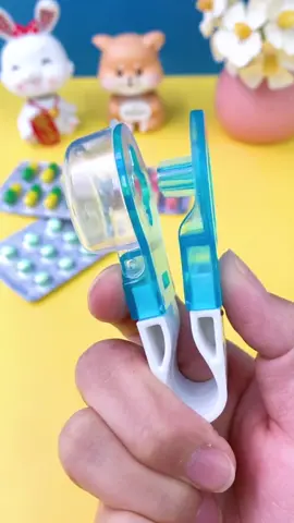 Easy to take out pills from package😏#goodstuff #goodthings #homehacks #householditems #useful #LearnOnTikTok #tiktokmademebuyit #fyp #foryou 