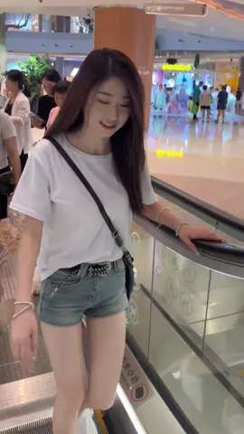 Em đi dạo shopping mà buồn ngủ nên cứ 🥱 #gaixinh #gaixinhtrungquoc #girlpho #xuhuong2024 #trending #viral 
