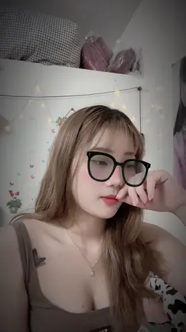 Thuận lợi thì mình bên nhau,không thuận lợi nhìn nhau bên người khác 